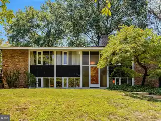 Stunning Mid-Century Modern Retreat