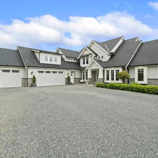 PERFECT BLEND OF LUXURY AND NATURAL BEAUTY