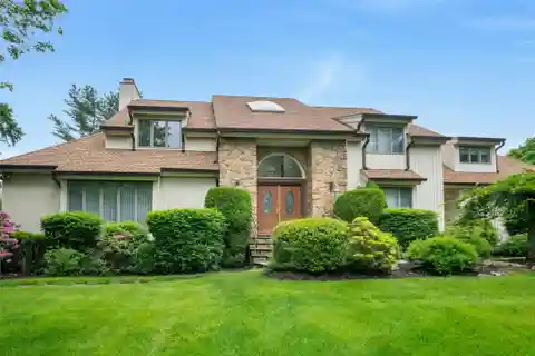 Meticulously Maintained Colonial in the Estates