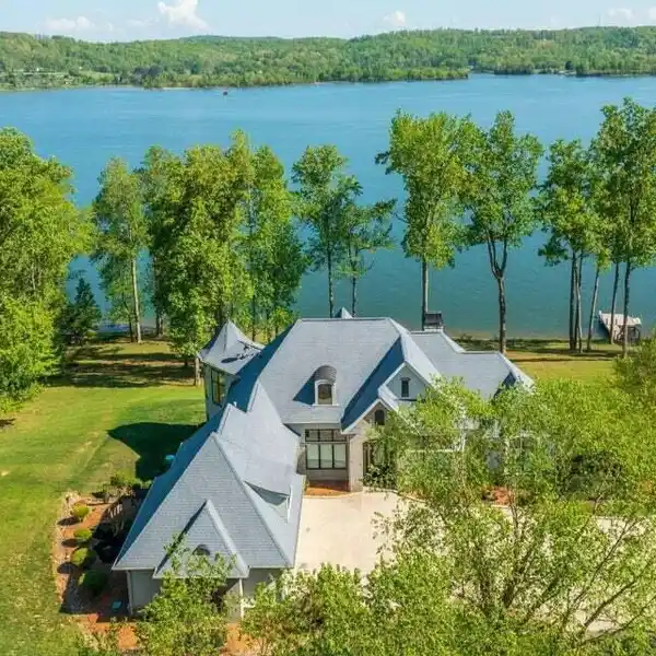 PANORAMIC LAKE VIEWS IN GRANDE VISTA BAY