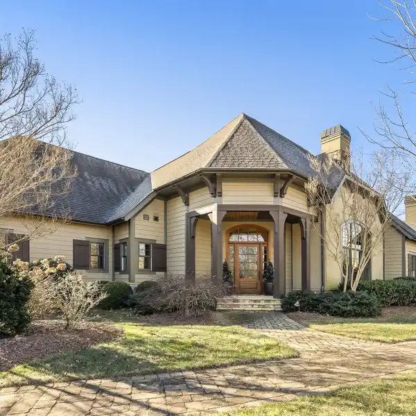 LUXURY AND COMFORT IN POPULAR COVE PARK