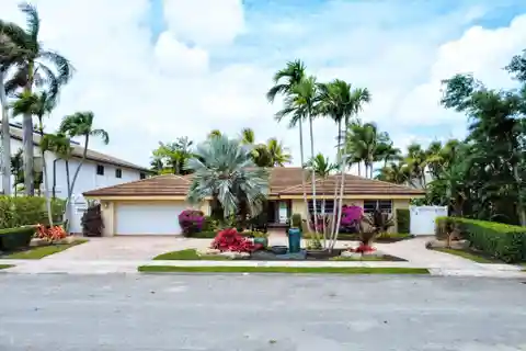 Tropical Paradise in the Lakes of Emerald Hills