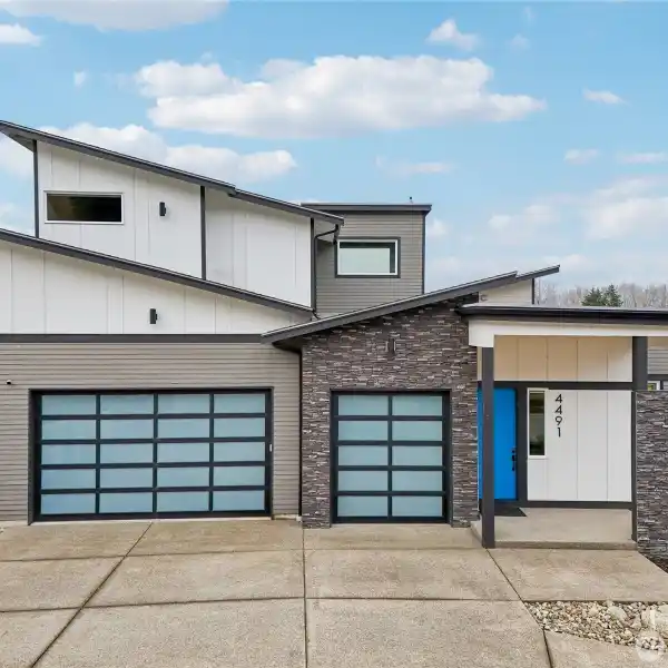 ULTRA-MODERN SMART HOME LIVING