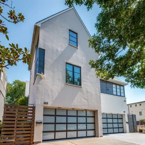 SLEEK, MODERN LIVING WITH ROOFTOP DECK AND ENTERTAINING SPACE