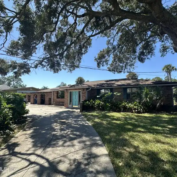 CANAL-FRONT BOATER’S PARADISE