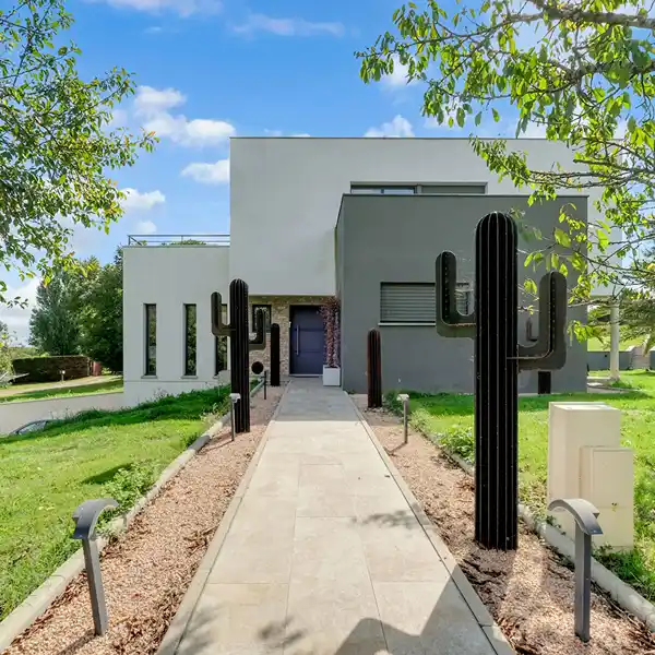 CONTEMPORARY GOLFSIDE RETREAT WITH PRIVATE POOL