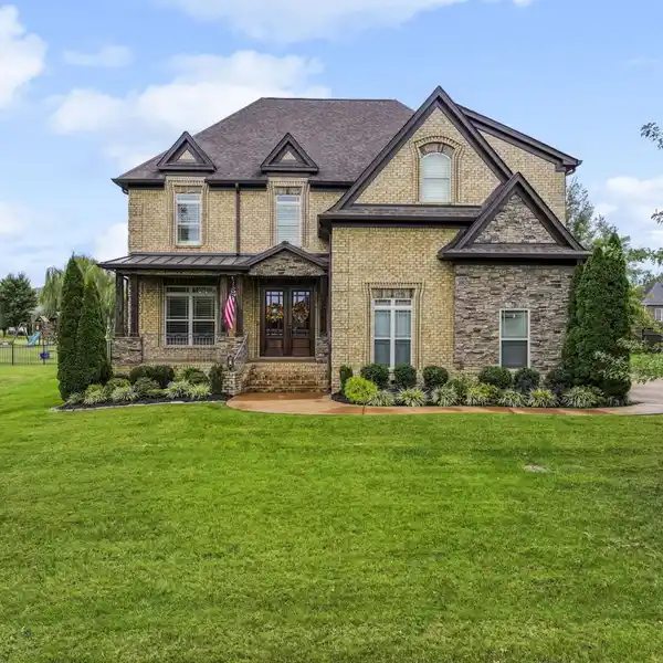 ELEGANT POOLSIDE HAVEN WITH SOARING CEILINGS