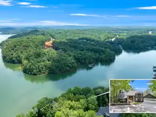 Stunning Renovated Retreat on Deep Water