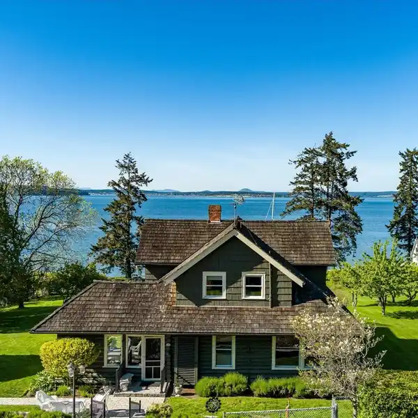 ONE-OF-A-KIND PROPERTY ON PENN COVE