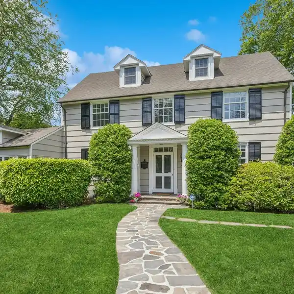 CLASSIC COLONIAL IN MASTERTON WOODS