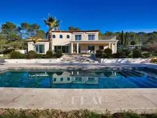 Luxurious Villa with Stunning Pool and Privacy