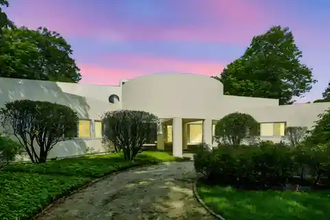 Modern Architectural Masterpiece in a Beautiful Natural Setting