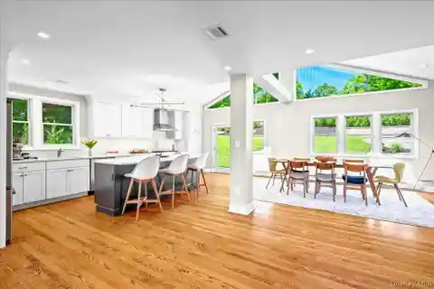 Light-Filled Modern Escape Near the Hudson