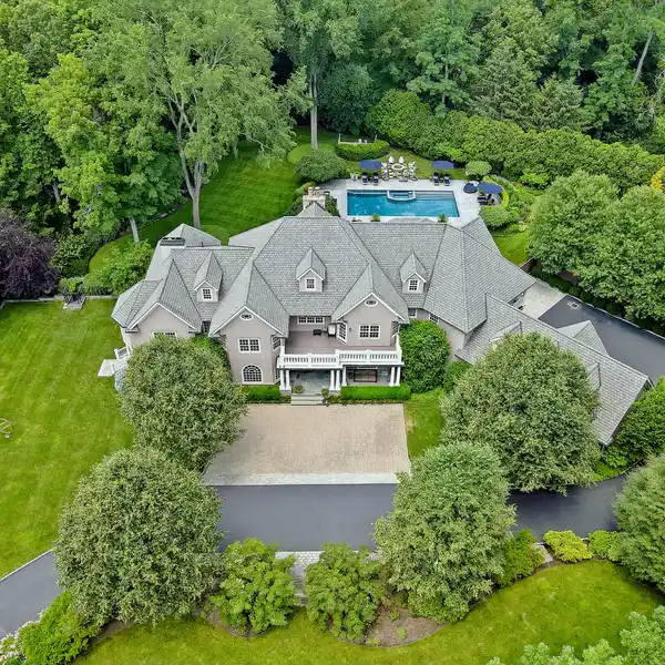 RARE BLEND OF ELEGANCE AND RESORT-STYLE LIVING