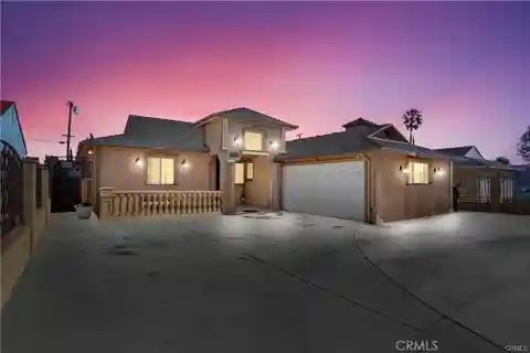 Beautifully Remodeled Retreat with Sparkling Pool