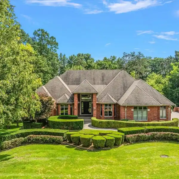 CUSTOM CRAFTSMANSHIP MEETS PEACEFUL WOODLAND SETTING