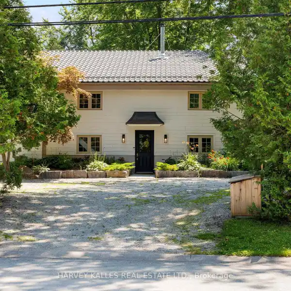 FOUR-SEASON RETREAT IN THE HEART OF COTTAGE COUNTRY