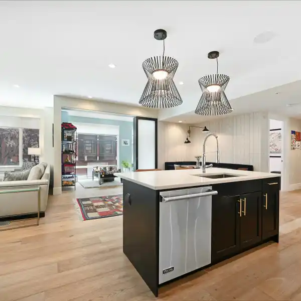 EXCEPTIONAL RESIDENCE IN A DESIRABLE BOUTIQUE BUILDING