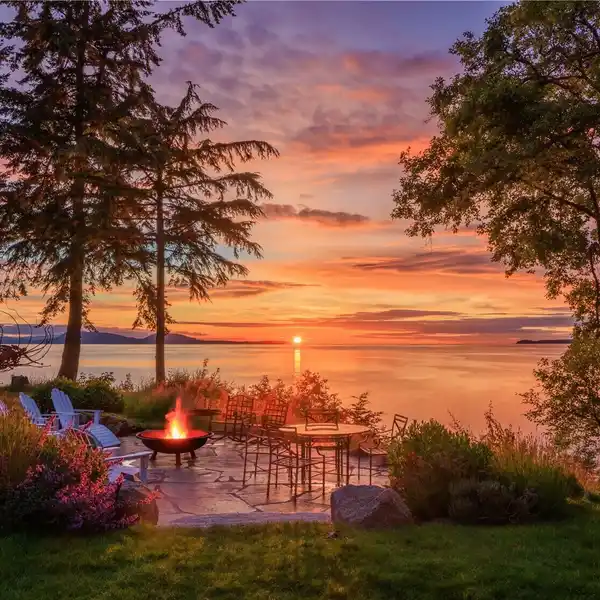 TIMELESS WATERFRONT ISLAND CLASSIC