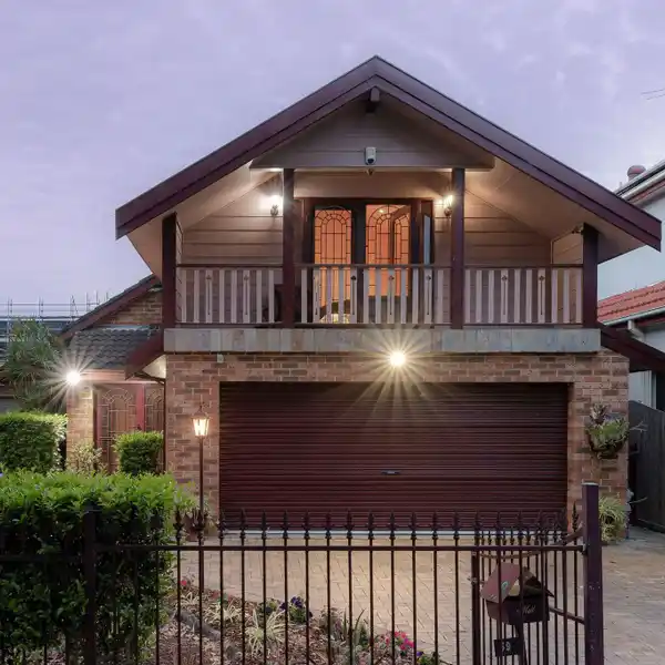 SUNLIT ELEGANT FAMILY HOME WITH SKYLIGHTS