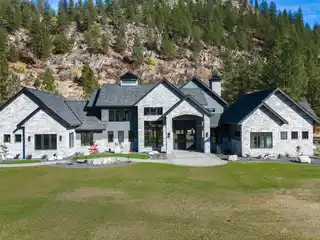 Luxurious Modern Home with No Detail Overlooked