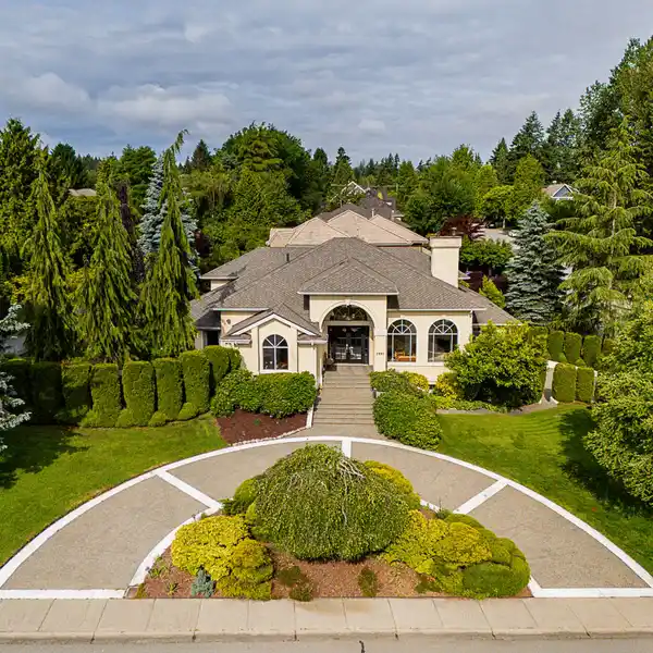 LUXURIOUS FAMILY ESTATE