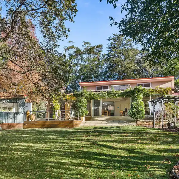 SINGLE-LEVEL RESIDENCE ON 1.31 BEAUTIFUL ACRES