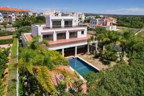 Refined Algarve Villa with Panoramic Sea Horizons