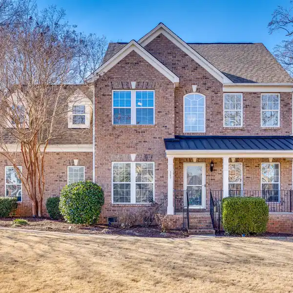 WELCOMING HOME IN THE HEART OF BEAUTIFUL LAKE WYLIE