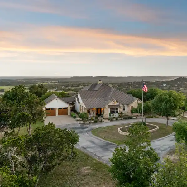 THE PINNACLE OF HILL COUNTRY ELEGANCE