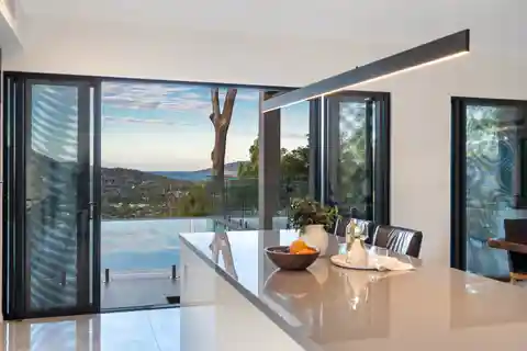 Striking Contemporary Residence