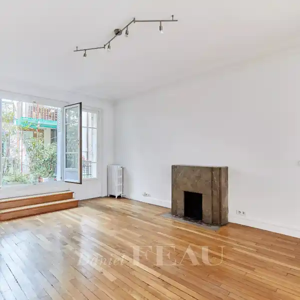 PEACEFUL FIRST-FLOOR DUAL ASPECT APARTMENT