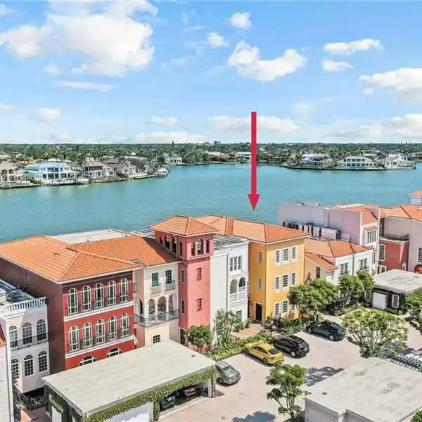 NEWLY RENOVATED HOME AT THE VENETIAN VILLAS ON DOCTOR'S BAY