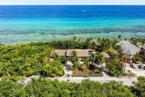 Turquoise Waterfront Retreat in Grand Cayman