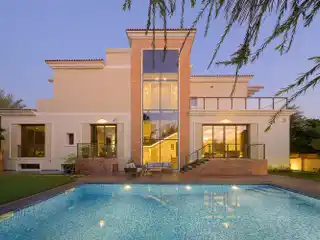 Contemporary Villa on a Private Cul-De-Sac