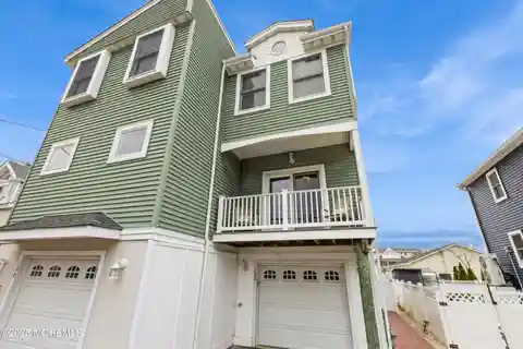 Fully Furnished Townhouse Between the Bay and the Beach