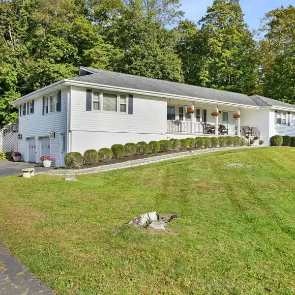 OVERSIZED RANCH IN SOUGHT-AFTER WESTMORELAND LOCATION