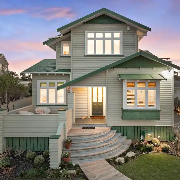 PANORAMIC HARBOUR VIEWS IN COVETED POINT CHEVALIER