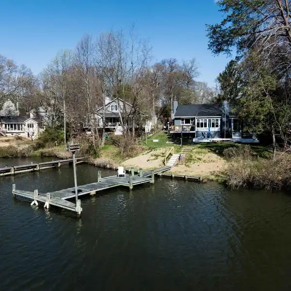 CHARMING WATERFRONT RANCHER