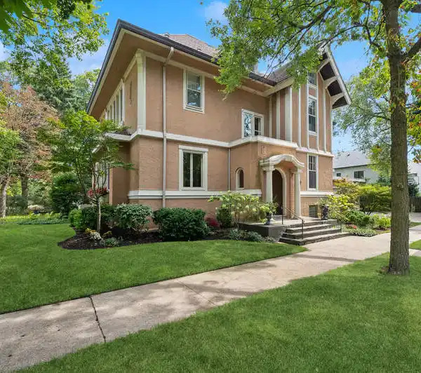 UNDERSTATED ELEGANCE MEETS HISTORIC GRANDEUR