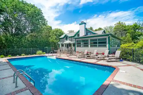 Expansive Rental Home in New Suffolk's Estate Section