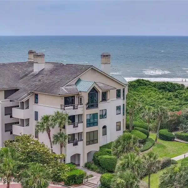 EXCEPTIONAL CORNER PENTHOUSE IN EXCLUSIVE SPYGLASS VILLAS