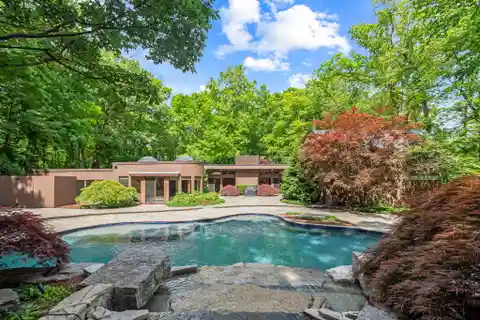 Resort-style Oasis