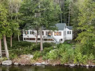 Stunning Lakeside Paradise Cottage