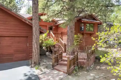 Peaceful Mountain Home in Convenient Location