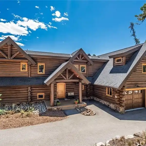 BREATHTAKING CUSTOM LOG HOME