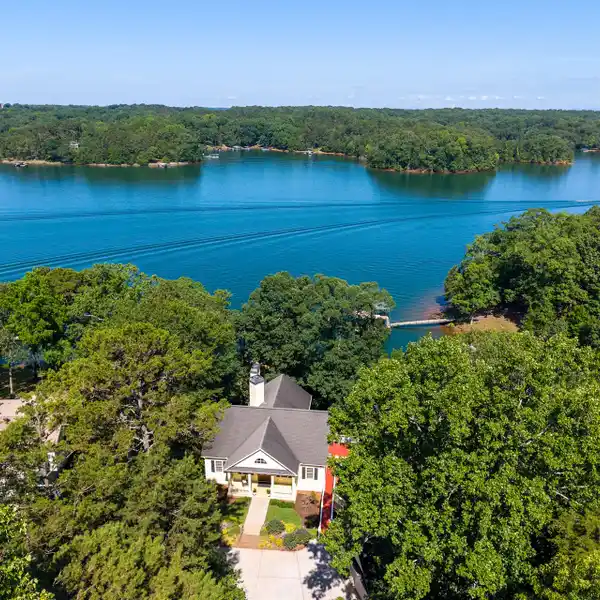 THOUGHTFULLY DESIGNED HOME ON LAKE HARTWELL