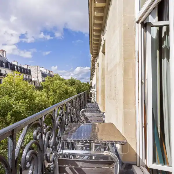 ELEGANT FINELY DETAILED APARTMENT