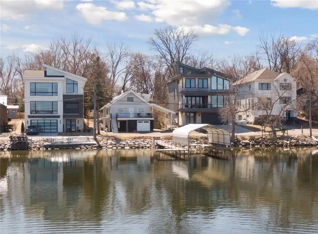 Premium Lake Cottage