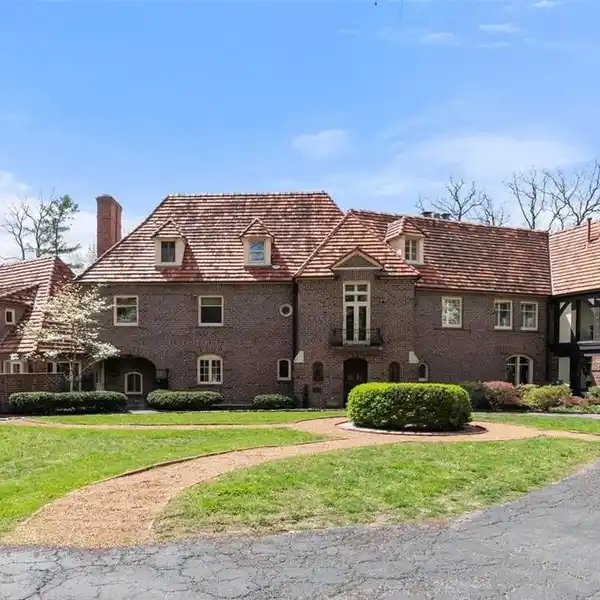 HISTORIC HOME IN COVETED CARSWOLD